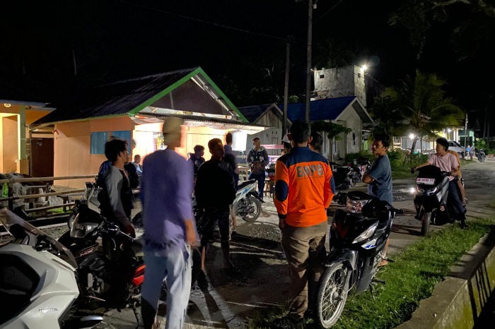 Banyak warga mengungsi di halaman depan rumah masing-masing setelah terjadi gempabumi M 6.3 di wilayah Kabupaten Donggala, Sulawesi Tengah, Sabtu (9/9/2023). (Dok. BPBD Kabupaten Donggala)
