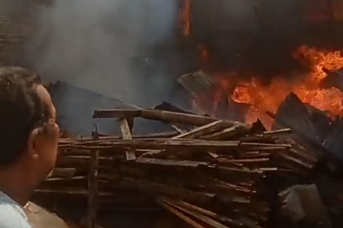 Terbakarnya rumah milik Imam Sujari, 70 tahun, itu diduga akibat terjadinya kebocoran tabung gas LPG saat dimanfaatkan memasak di dapur. (Dok. FIN)
