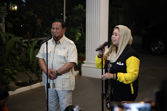Ketua Umum Partai Gerindra Prabowo Subianto menyambut kehadiran putri almarhum Presiden keempat RI Abdurrahman Wahid atau Gus Dur, Yenny Wahid. (Dok. Tim Media Prabowo Subianto)