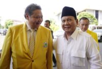 Ketua Umum Partai Gerindra Prabowo Subianto bersama Ketua Umum Golkar Airlangga Hartarto dalam acara tasyakuran HUT ke-59 Golkar. (Dok. Tim Media Prabowo Subianto)