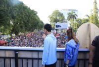 Sekjen Partai Gerindra Ahmad Muzani bersama Calon wakil presiden nomor urut 2, Gibran Rakabuming Raka menghadiri acara jalan sehat bersama puluhan ribu masyarakat Sulawesi Selatan di Jalan Jendral Sudirman, Kota Makassar, Sabtu (25/11/2023). (Dok. Tim Media Prabowo-Gibran)