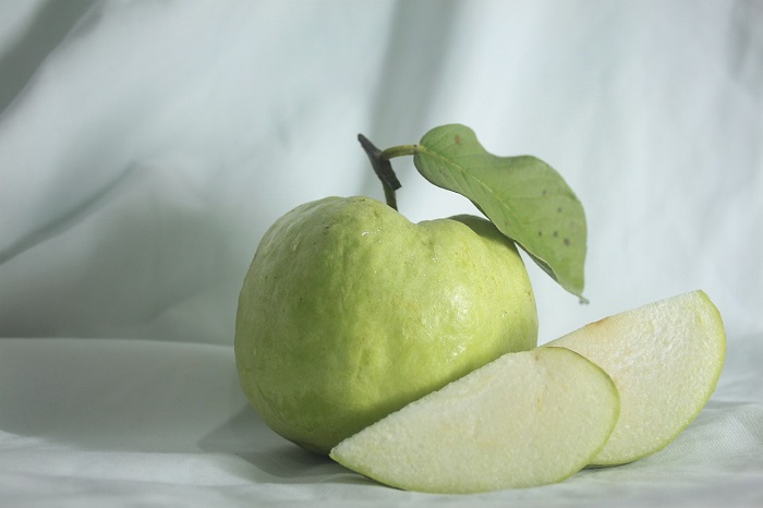 Jambu biji mengandung serat yang larut dalam air, yang dapat membantu mengatasi masalah pencernaan. (Pixabay.com/new_abdul17)