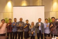 Anggota Komisioner BNSP, Amilin, memenuhi undangan Direktur Perundingan Perdagangan Jasa Kementerian Perdagangan RI, Basaria Tiara L. Gaol, dalam pembahasan tentang penyusunan jawaban pertanyaan terkait proposal Movement of Natural Persons (MNP) dan pembahasan usulan Indonesia atas skema Working Holiday Visa (WHV) yang dilaksanakan di Double Tree by Hilton Jakarta (28/12/23). (Doc.BNSP)