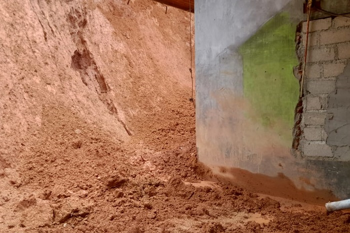 Seorang pemotor meninggal dunia akibat tertimpa longsor di Koto Laweh, Nagari Tanjung Alam, Kecamatan Tanjung Baru, Kabupaten Tanah Datar, Sumatra Barat. (Dok. BPBD Kabupaten Tanah Datar)