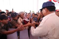 Menteri Pertahanan Prabowo Subianto saat meresmikan lima titik bantuan sumber air bersih yang berpusat di Desa Pamupukan, Kabupaten Kuningan, Jawa Barat. (Dok. TIm Media Prabowo Subianto)
