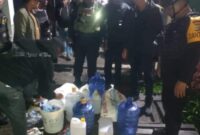 Satsamapta Polres Jayawijaya melaksanakan razia terhadap tempat pembuatan minuman keras lokal jenis Cap Tikus (CT) di Lokasi III Wamena, Sabtu (6/1/2024). (Dok.humas Polres Jayawijaya)