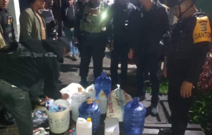 Satsamapta Polres Jayawijaya melaksanakan razia terhadap tempat pembuatan minuman keras lokal jenis Cap Tikus (CT) di Lokasi III Wamena, Sabtu (6/1/2024). (Dok.humas Polres Jayawijaya)