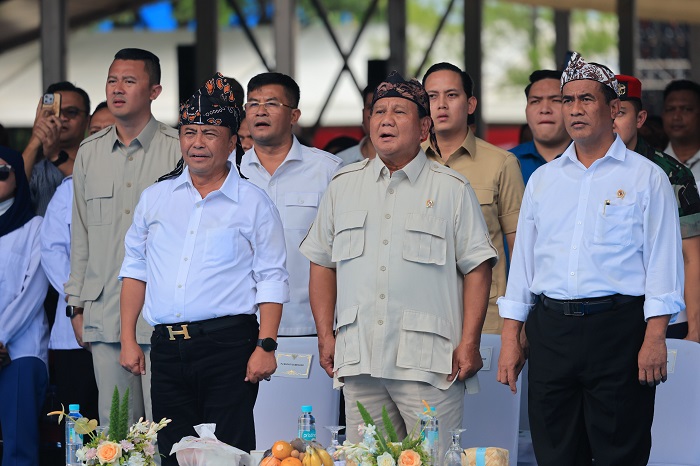 Menteri Pertahanan (Menhan) Prabowo Subianto disambut riuh luluban ribuan warga termasuk para petani dan peternak di Sumedang. (Dok. Tim Media Prabowo Subianto)

