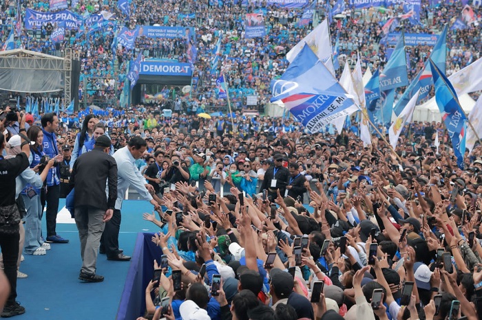 Calon presiden nomor urut 2, Prabowo Subianto, berjoget bersama Denny Cak Nan di Lapangan Gajayana, Malang, Jawa Timur. (Dok. TKN Prabowo - Gibran)

