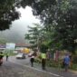 Pohon ambruk dampak hujan angin di Magetan, Jawa Timur, menimpa mobil parkir di pinggir jalan. (Dok. Fin)