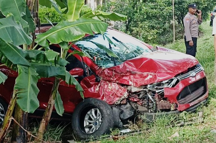 Diduga mengemudi dalam kondisi mengantuk, sebuah mobil tergelincir masuk parit. (Dok. Fin)