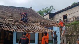 Taruna siaga bencana (Tagana) Kabupaten Magetan, Jawa Timur, ambil bagian memperbaiki kerusakan rumah warga terdampak bencana hidrometeorologi, Sabtu (16/3/2024).