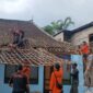 Taruna siaga bencana (Tagana) Kabupaten Magetan, Jawa Timur, ambil bagian memperbaiki kerusakan rumah warga terdampak bencana hidrometeorologi, Sabtu (16/3/2024).