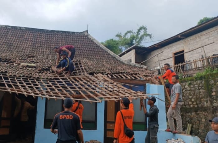Taruna siaga bencana (Tagana) Kabupaten Magetan, Jawa Timur, ambil bagian memperbaiki kerusakan rumah warga terdampak bencana hidrometeorologi, Sabtu (16/3/2024).