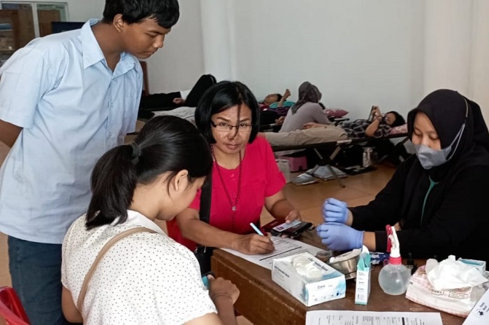Jemaat Gereja Regina Pacis berkesempatan mendonorkan darahnya di bulan Ramadan 1445 H. (Dok. FIN)