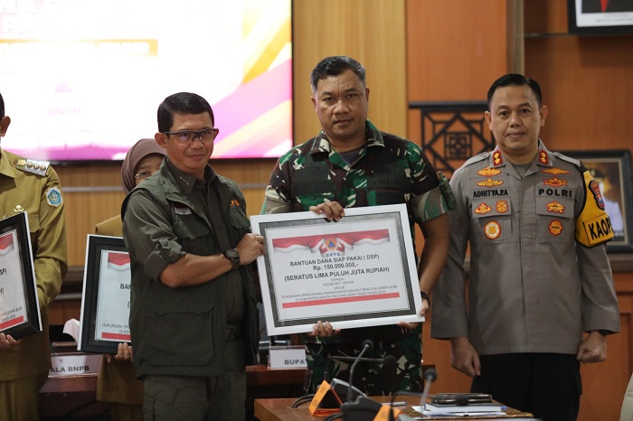 Kepala BNPB Letjen TNI Suharyanto saat memberikan simbolis dukungan bantuan penanganan darurat kepada pemerintah daerah, pada Rapat Koordinasi Penanganan Darurat Gempa di Kantor Bupati Gresik. (Dok. BNPB)