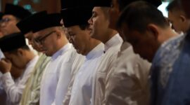 Menteri Pertahanan dan presiden terpilih 2024-2029 Prabowo Subianto melaksanakan ibadah salat Idul Fitri 1445 H di Masjid Nurul Wathon. (Dok. Tim Media Prabowo)

