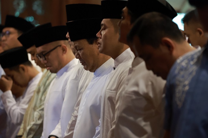 Menteri Pertahanan dan presiden terpilih 2024-2029 Prabowo Subianto melaksanakan ibadah salat Idul Fitri 1445 H di Masjid Nurul Wathon. (Dok. Tim Media Prabowo)

