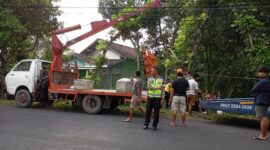 Sebuah minibus berpenumpang 7 orang termasuk pengemudi warga Kecamatan Cepu, Kabupaten Blora Terbalik di Parit. (Dok. Fin)