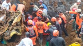 Tim gabungan melakukan operasi pencarian korban pasca longsor yang melanda Dusun Supit, Desa Pronojiwo, Kecamatan Pronojiwo, Lumajang, Jawa Timur pada Selasa (4/6/2024). (Dok. BPBD Kab Lumajang)