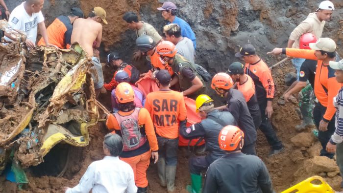 Tim gabungan melakukan operasi pencarian korban pasca longsor yang melanda Dusun Supit, Desa Pronojiwo, Kecamatan Pronojiwo, Lumajang, Jawa Timur pada Selasa (4/6/2024). (Dok. BPBD Kab Lumajang)