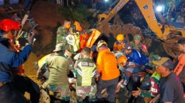 Tim gabungan mengevakuasi korban meninggal dunia yang tertimbun tanah longsor, di Desa Bumirejo, Kecamatan Kesamben, Kabupaten Blitar, Minggu (30/6/2024). (Dok. BPBD Kabupaten Blitar)