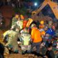 Tim gabungan mengevakuasi korban meninggal dunia yang tertimbun tanah longsor, di Desa Bumirejo, Kecamatan Kesamben, Kabupaten Blitar, Minggu (30/6/2024). (Dok. BPBD Kabupaten Blitar)