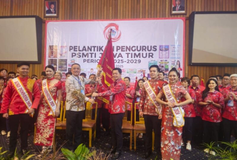 Wilianto Tanta Ketua Umum Paguyuban Sosial Marga Tionghoa Indonesia (PSMTI) melantik Pepeng Putra Wirawan sebagai Ketua PSMTI Jatim periode masa bakti 2025-2029. (Dok. PSMTI)