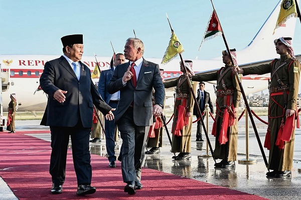 Presiden Republik Indonesia Prabowo Subianto tiba di Amman dengan penyambutan yang spesial oleh Raja Yordania, Abdullah II bin Al-Hussein. (Instagram.com @presidenrepublikindonesia)

