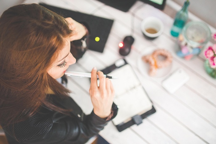 Keluhan bikin produktivitas jeblok, peluang karier pun sirna tak tersisa. (Pixabay.com/kaboompics)