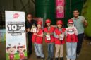 Pizza Hut Indonesia dan TUKR memberikan edukasi kepada para peserta 'Pizza Maker Junior' tentang pengelolaan limbah minyak jelantah secara tepat dan berkelanjutan, bertempat di fasilitas TUKR di Bekasi, Jawa Barat, Indonesia.