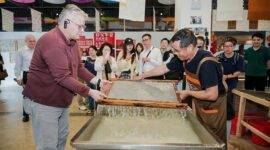 H.E. Mr. Karlis Eihenbaums，ambassador of Latvia to China, tries his hand at the traditional craft of Xuan papermaking.