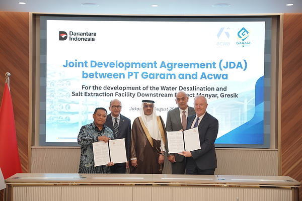Left to right: Mr. Abraham Mose (President Director of PT GARAM), H.E. Mr. Rosan Roeslani (CEO Danantara, Minister of Investment of the Republic of Indonesia), H.E. Mr. Faisal Abdullah Al-Amodi (Ambassador of the Kingdom of Saudi Arabia to the Republic of Indonesia), Dr. Samir J. Serhan (Group CEO of Acwa) and Mr. Tim Anderson (President Director of PT Acwa Power Indonesia)