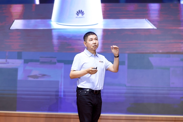 Leon Wang, President of Huawei's Data Communication Product Line, unveiled the HUAWEI eKit Intelligent Office Solution