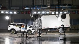 TIGGO7 undergoes a public crash test at the CHERY Brand Safety Challenge.